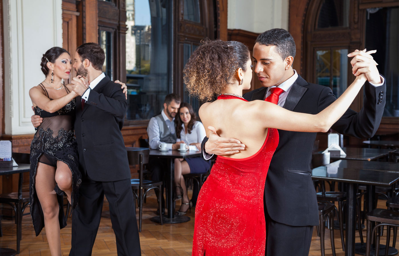 Wife dance. Танцы в ресторане. Пара танцует в ресторане. Танго кафе. Танец пары в ресторане.